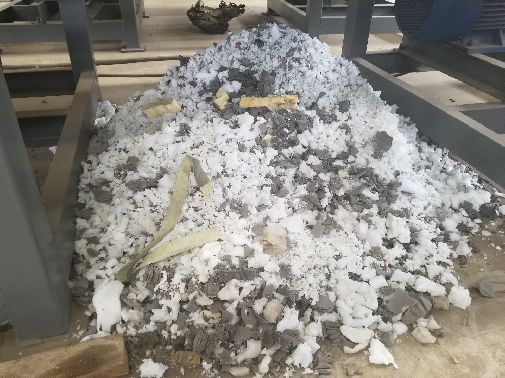 湖北客户购买朝辉机械的撕碎机现场