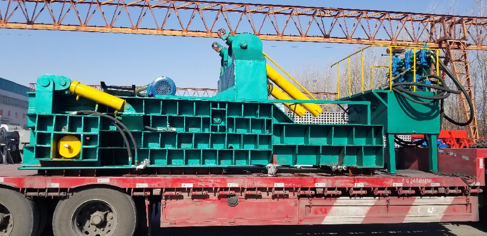 朝辉机械发往湖南的金属压块机现场