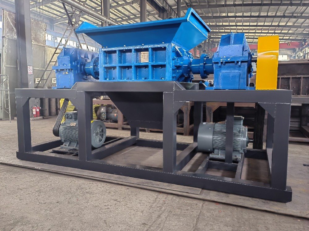 朝辉机械发往海南的金属撕碎机现场